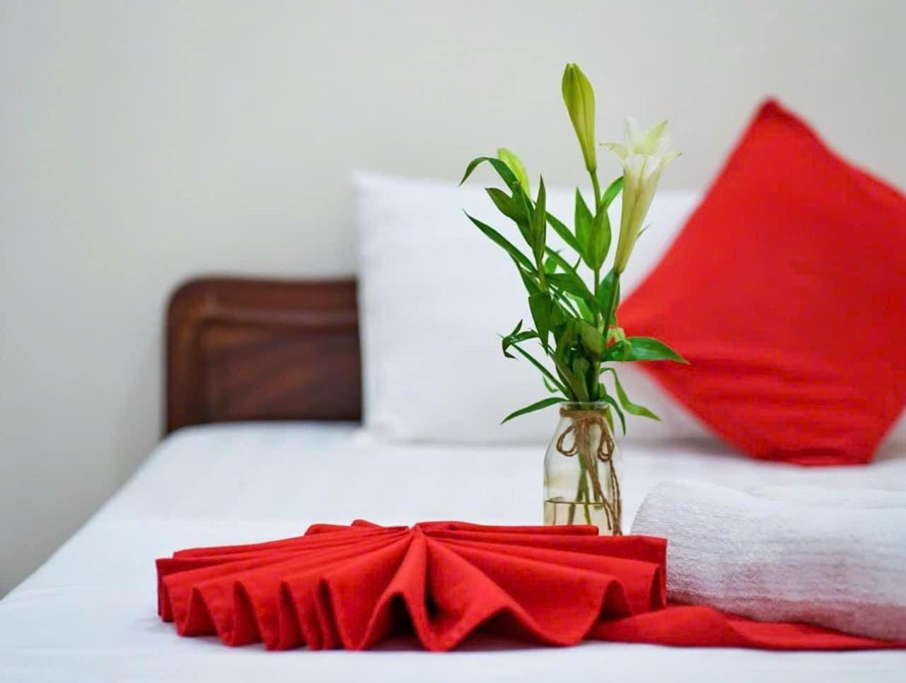 Khach San Giao Thong Hotel Ханой Екстериор снимка